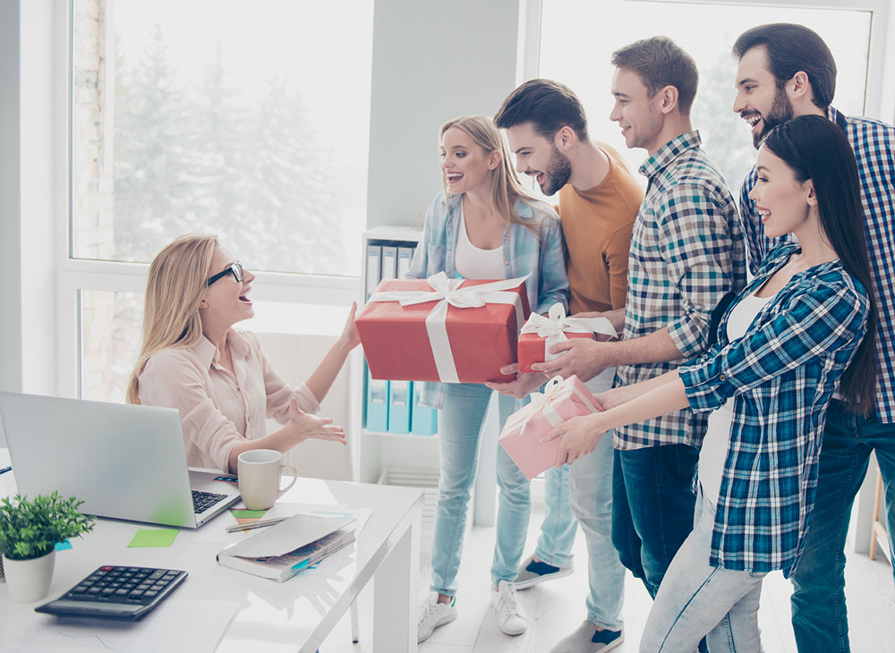 Coffret cadeau anniversaire et félicitations au bureau